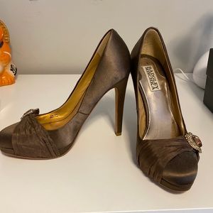Badgley Mischka bronze satin pumps size 5.5